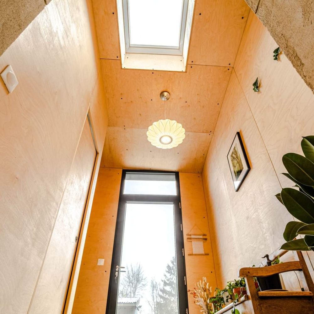 alt="Entrée sur mesure en panneaux de contreplaqués avec habillage mural et rangements, conception et fabrication par Quentin Basnier Brugeat, artisan menuisier-ébéniste à Aunay-sur-Audon dans la Manche"